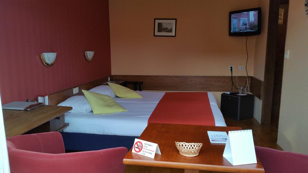 Hotel Restaurant De Hoogt Maasdam Bagian luar foto