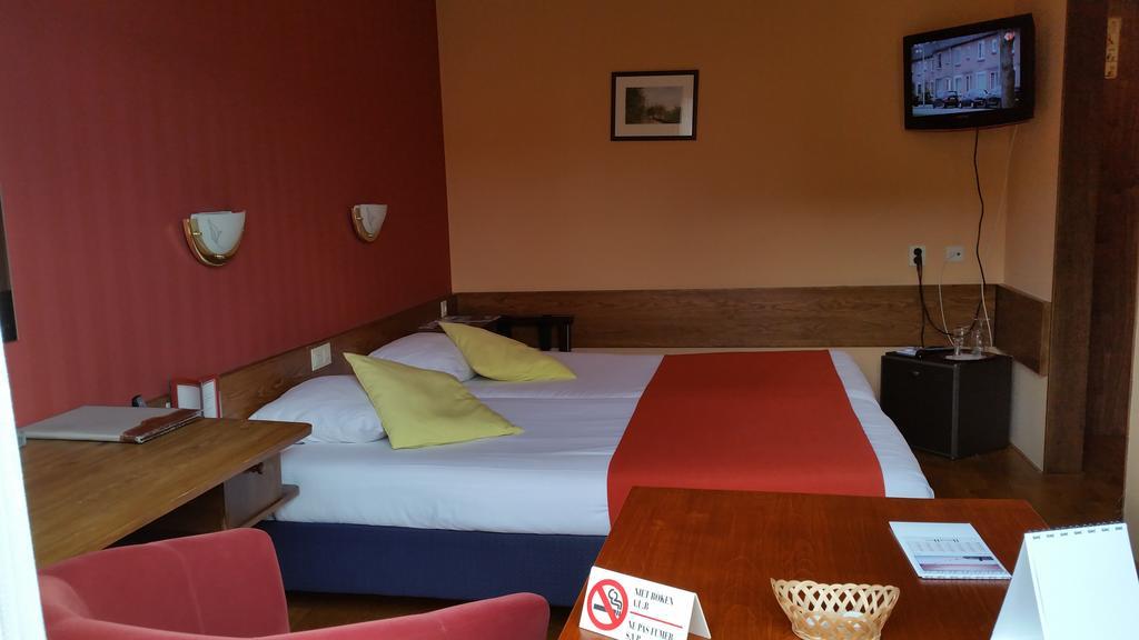 Hotel Restaurant De Hoogt Maasdam Bagian luar foto